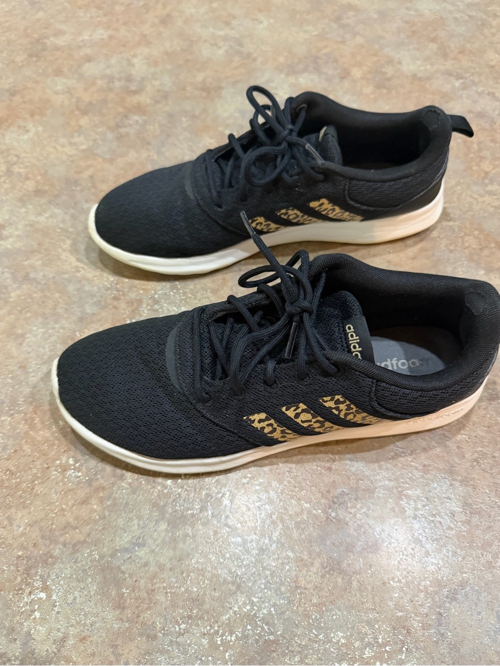 Adidas Women's QT Racer 2.0. Size 9.5